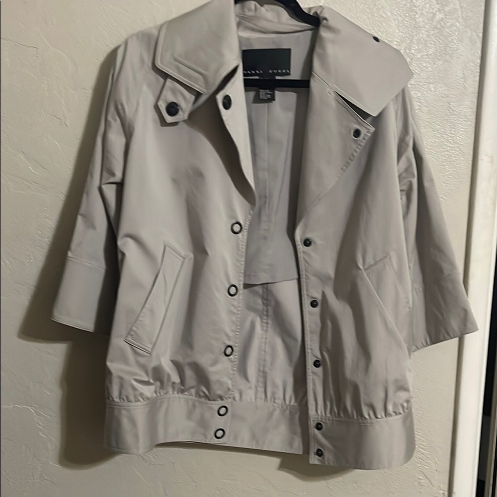 Cream Trench Coat with Prominent Collar and Lightweight Fabric